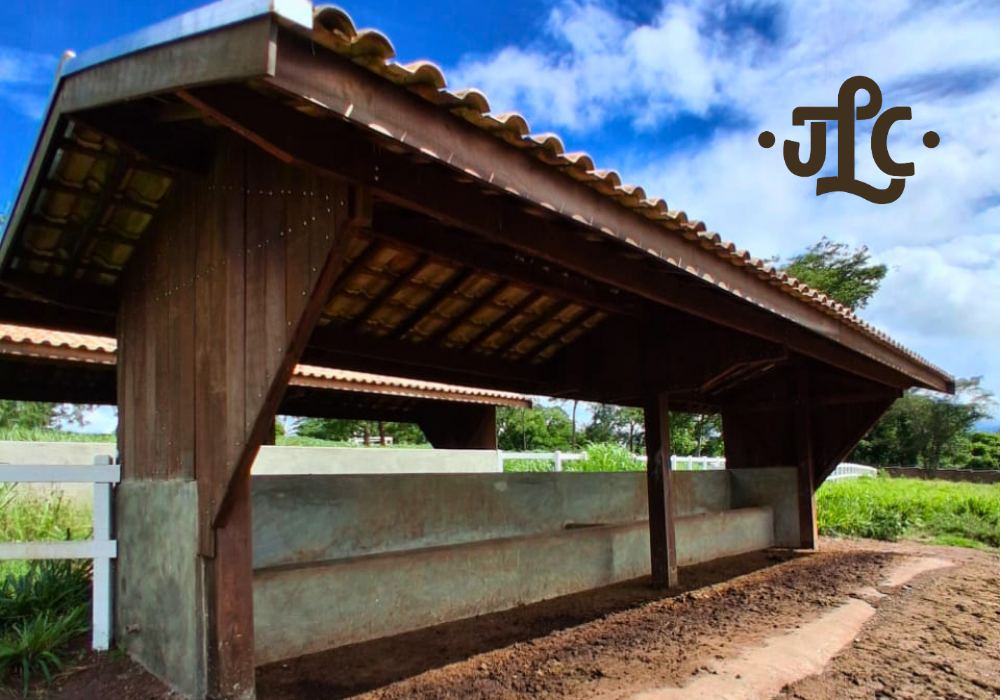 Cocho coberto para alimentação de gado executado pela JLC Construções Rurais
